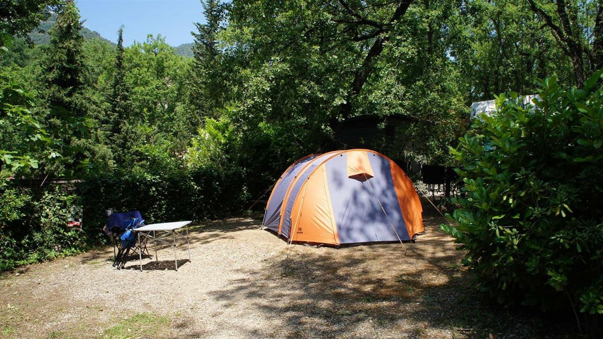Forløber Sammentræf Mount Vesuv Stille campingplads mellem hav og bjerge i Provence-Alpes-Côte d'Azur