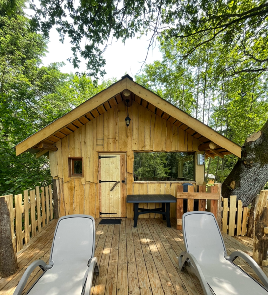 camping Bijzondere accommodatie: Houten hutten aan de rand van een visvijver in de Vogezen