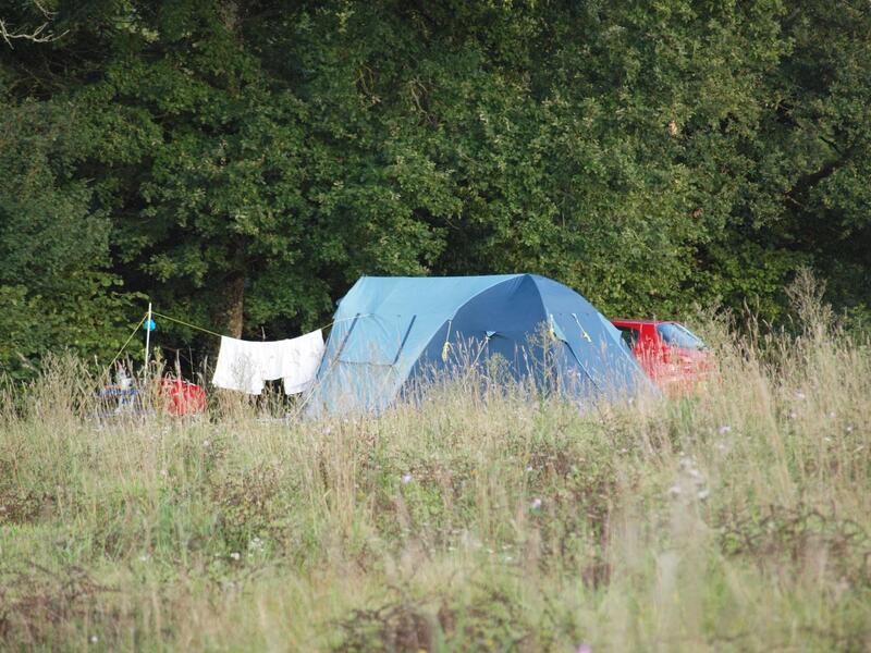 camping "Camping bord de rivière réservé aux adultes: profitez d'un séjour paisible et tranquille