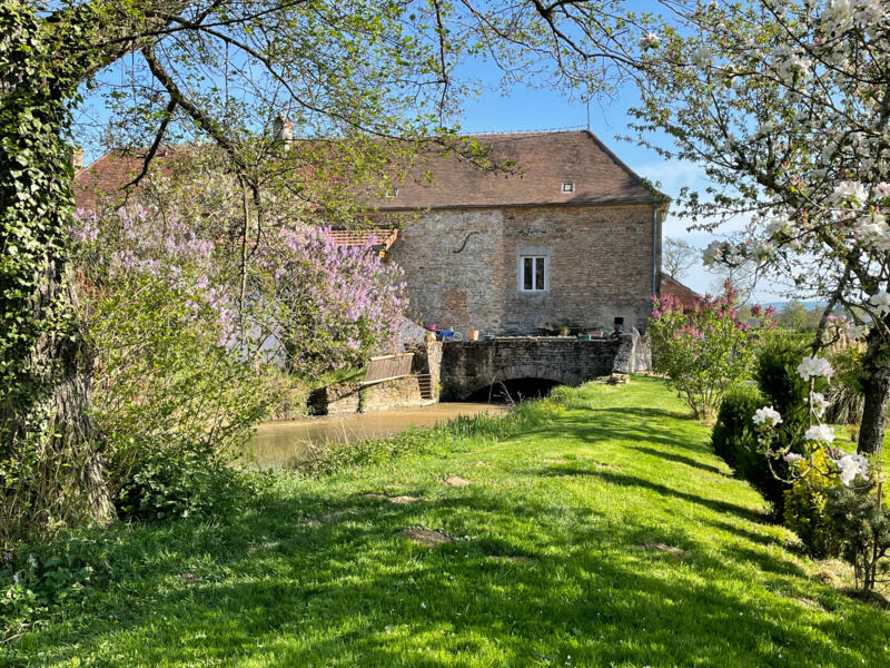 camping Kamperen bij de historische molen uit de 14e eeuw in Bourgogne Franche-Comté