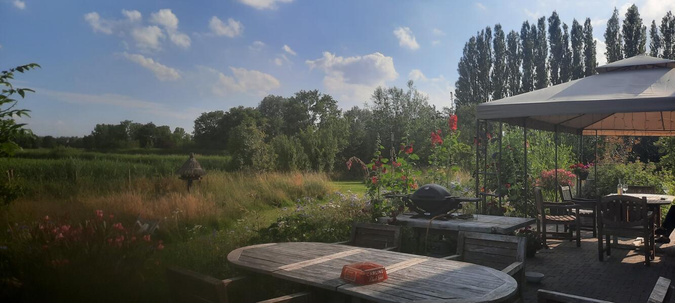 camping Kamperen in Utrecht met uitzicht op de dijk en weiland