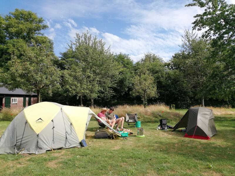 Camping. Tente, Feu Et Accessoires Pour Le Repos À La Campagne